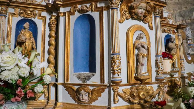 Sculptures dans le cœur de l'église de Sauvelade