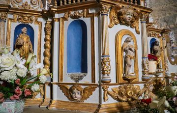 Sculptures dans le cœur de l'église de Sauvelade