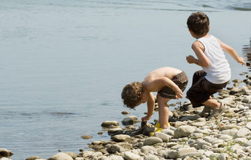 Children on the riverbanks of the Gave de Pau