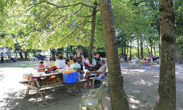 Pique-nique sous les arbres à Lacq Aventure