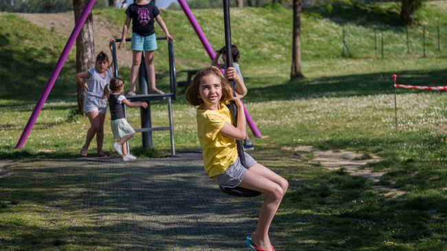 Tyrolienne pour les enfants à la base de loisirs