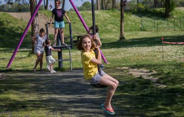 Tyrolienne pour les enfants à la base de loisirs