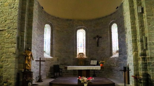 Cœur et vitraux de l'église de Sauvelade