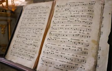 Livre de chants à l'intérieur de l'église de Sauvelade