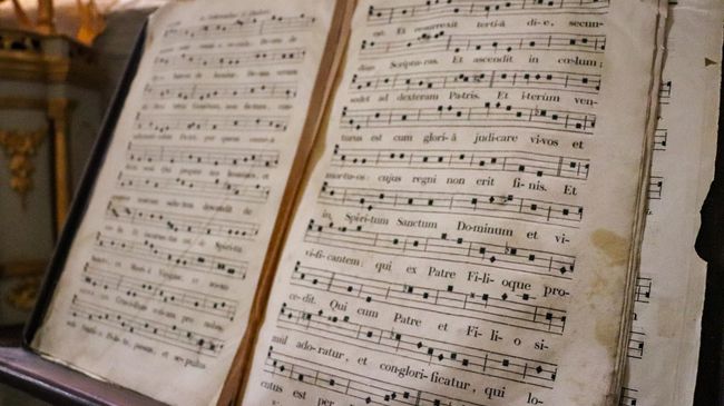 Livre de chants à l'intérieur de l'église de Sauvelade