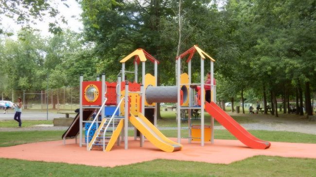 Jeux pour enfants à la base de loisirs d'Orthez Biron