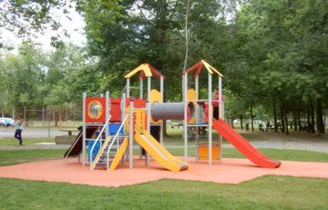 Jeux pour enfants à la base de loisirs d'Orthez Biron