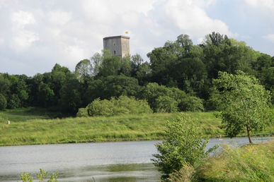 El Castillo Moncade y el lago del Grecq en Orthez