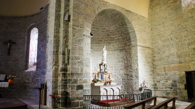 Sculptures de la vierge dans l'église de Sauvelade