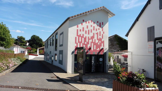 La médiathèque Jean-Louis Curtis à Orthez