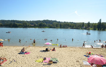 The supervised sandy beach