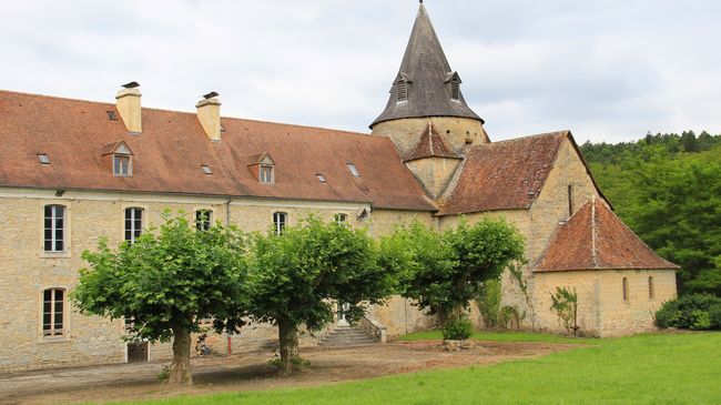 L'abbaye de sauvelade et son église sur le chemin de Compostelle