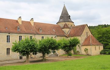 L'abbaye de sauvelade et son église sur le chemin de Compostelle