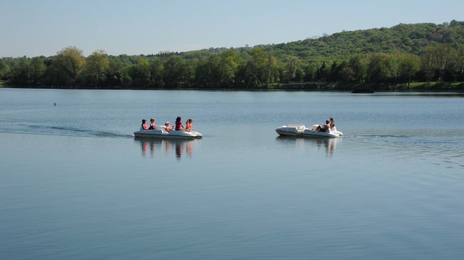 Pédalo entre amis sur le lac