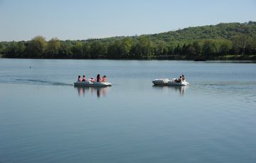 Pédalo entre amis sur le lac