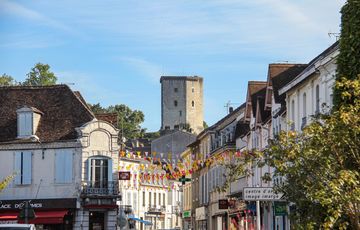 La tour du château Moncade domine la ville d'Orthez
