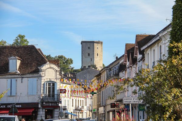La tour du château Moncade domine la ville d'Orthez