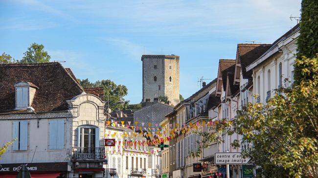La tour du château Moncade domine la ville d'Orthez