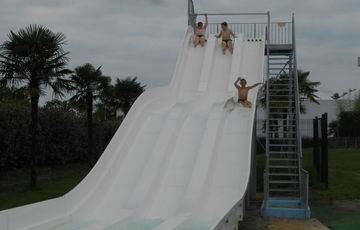 El tobogán pentagliss de la piscina de Mourenx