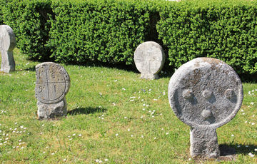 Estelas funerarias discoidales del conjunto hospitalario de Lacommande