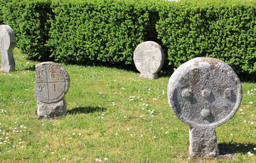 Stèles discoïdales de l'ensemble hospitalier de Lacommande