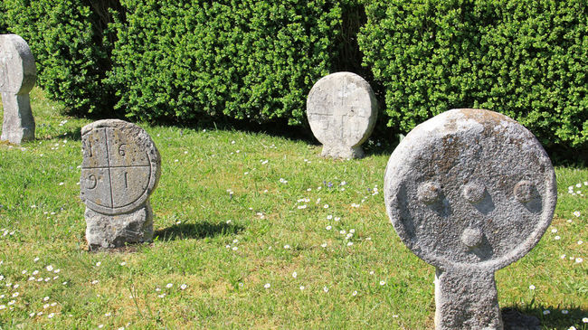 Stèles discoïdales de l'ensemble hospitalier de Lacommande