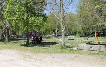 Profiter des espaces arborés de la base de loisirs