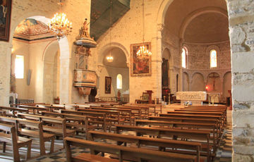 Interior de la iglesia St Vincent en Lucq-de-Béarn