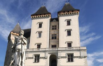 Gaston Fébus frente al Castillo de Pau