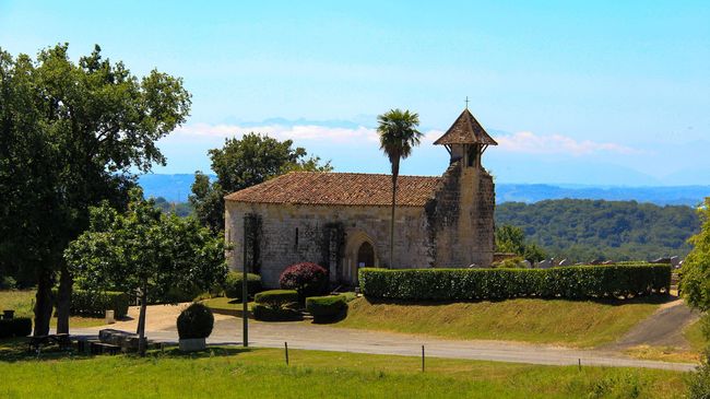 La chapelle de Caubin fait face aux Pyrénées