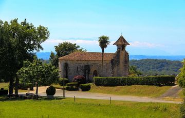 La chapelle de Caubin fait face aux Pyrénées