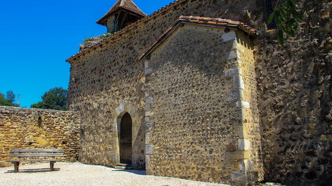 Cour de la chapelle de Caubin à Arthez de Béarn