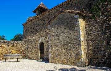 Cour de la chapelle de Caubin à Arthez de Béarn