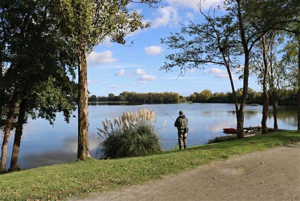 Lac base de loisirs orthez biron pecheur